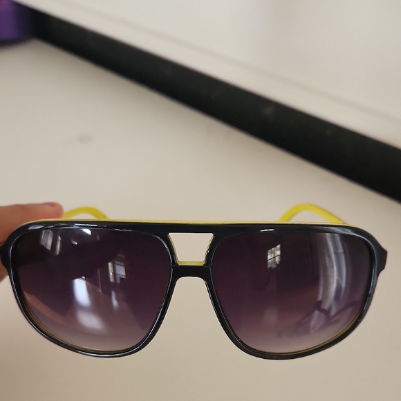 Stylish Black and Yellow Sunglasses - Picture 3 of 11